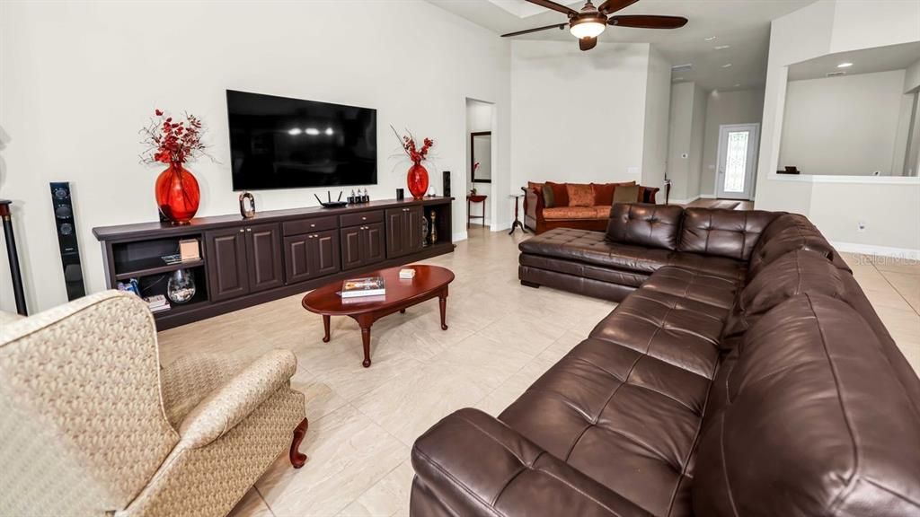 En Venta: $949,000 (4 camas, 3 baños, 2745 Pies cuadrados)