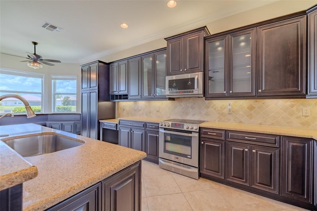 For Sale: $465,000 (3 beds, 3 baths, 2420 Square Feet)