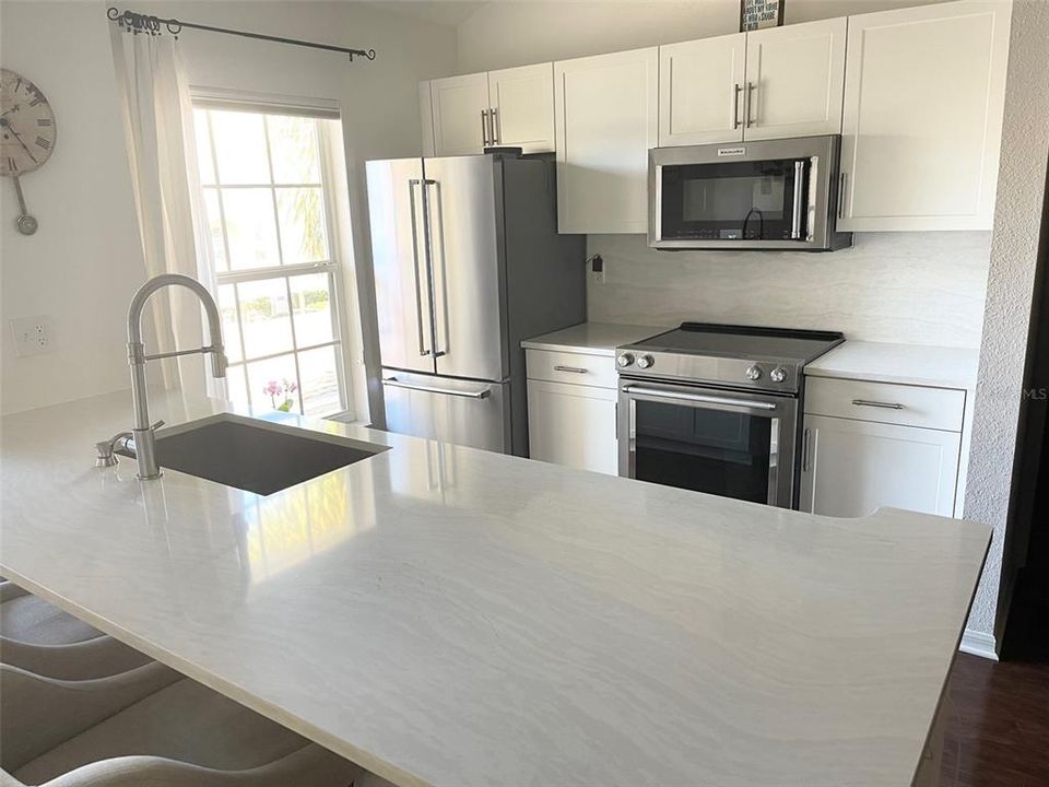 Activo con contrato: $2,400 (3 camas, 2 baños, 1604 Pies cuadrados)