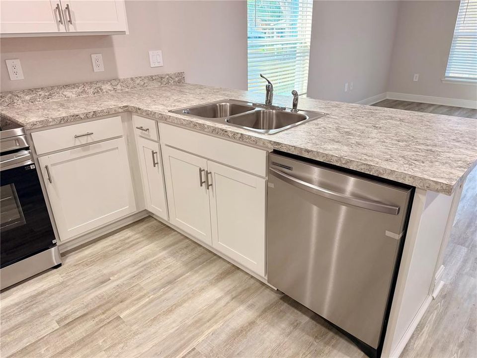 For Sale: $319,900 (3 beds, 2 baths, 1537 Square Feet)