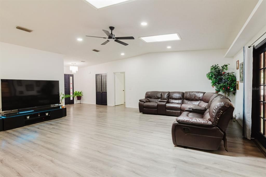 Activo con contrato: $470,500 (4 camas, 2 baños, 2476 Pies cuadrados)
