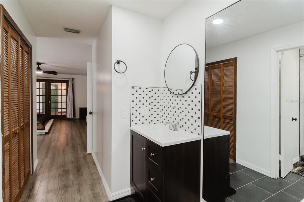Activo con contrato: $470,500 (4 camas, 2 baños, 2476 Pies cuadrados)