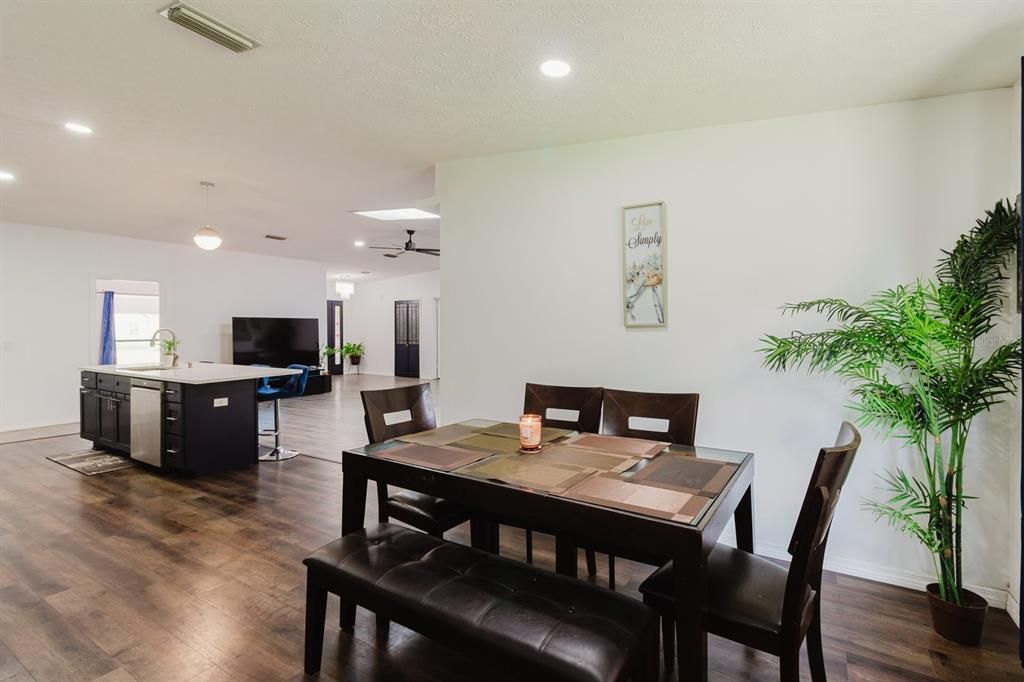 Activo con contrato: $470,500 (4 camas, 2 baños, 2476 Pies cuadrados)