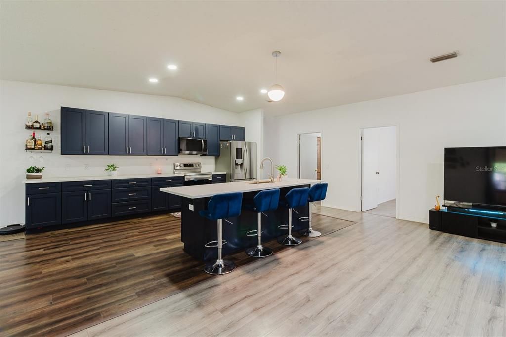 Activo con contrato: $470,500 (4 camas, 2 baños, 2476 Pies cuadrados)