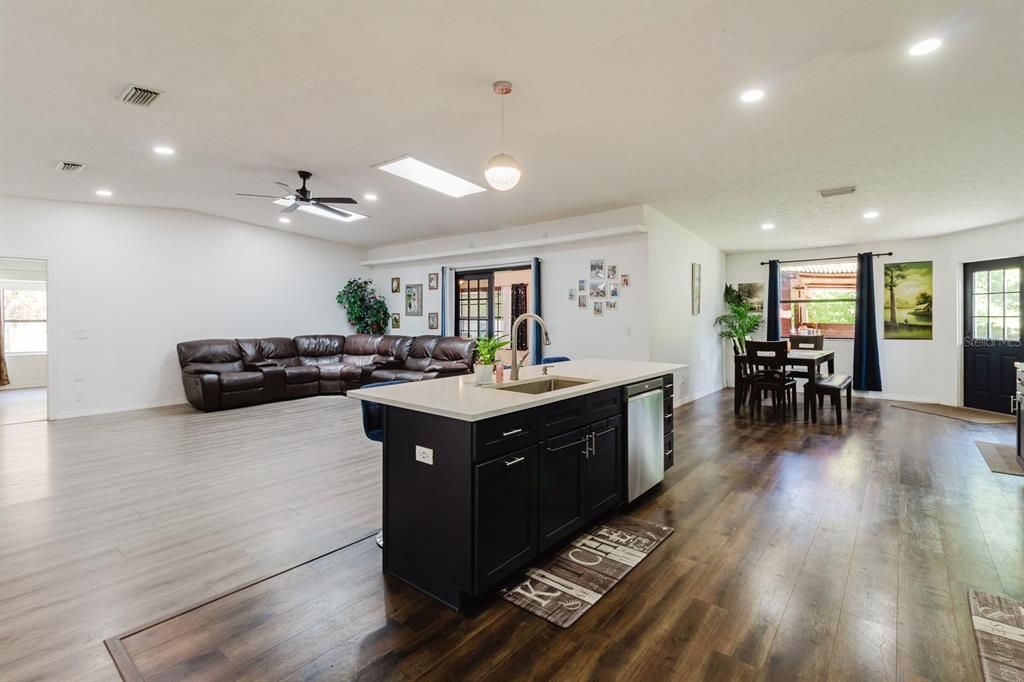 Activo con contrato: $470,500 (4 camas, 2 baños, 2476 Pies cuadrados)