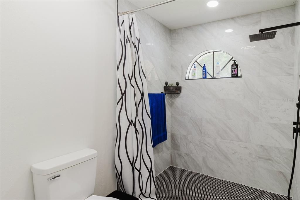 Activo con contrato: $470,500 (4 camas, 2 baños, 2476 Pies cuadrados)