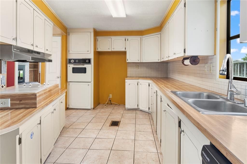 На продажу: $89,900 (2 спален, 2 ванн, 1425 Квадратных фут)