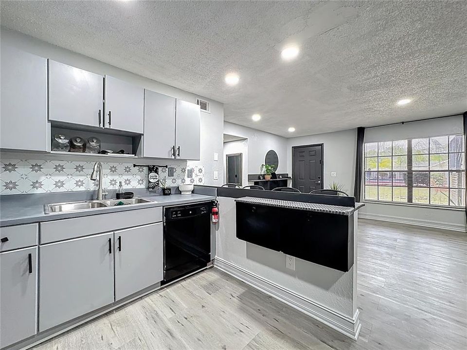 For Rent: $1,600 (2 beds, 1 baths, 800 Square Feet)