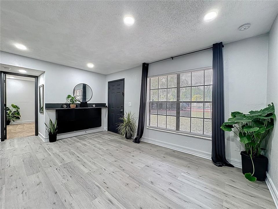 For Rent: $1,600 (2 beds, 1 baths, 800 Square Feet)