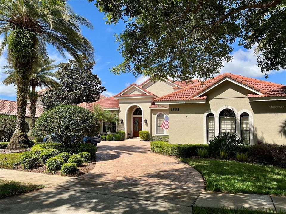 Activo con contrato: $1,025,000 (4 camas, 3 baños, 3453 Pies cuadrados)