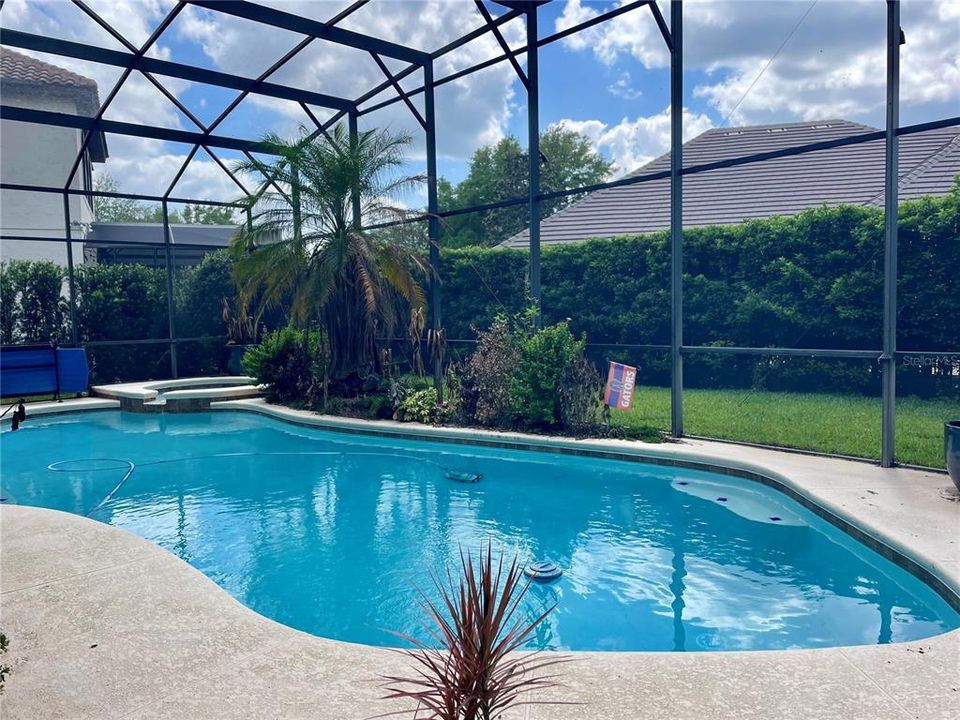 Activo con contrato: $1,025,000 (4 camas, 3 baños, 3453 Pies cuadrados)