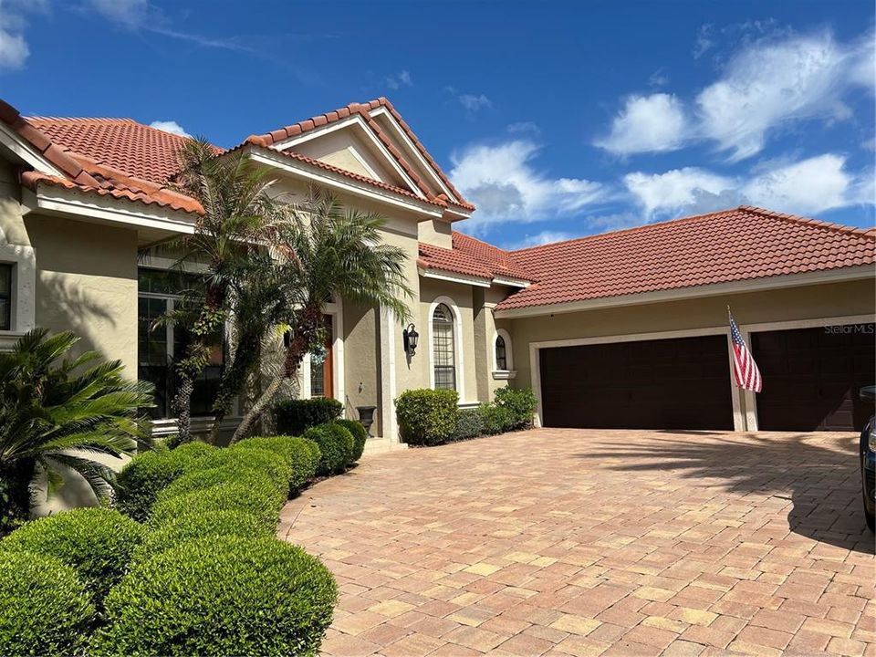 Activo con contrato: $1,025,000 (4 camas, 3 baños, 3453 Pies cuadrados)