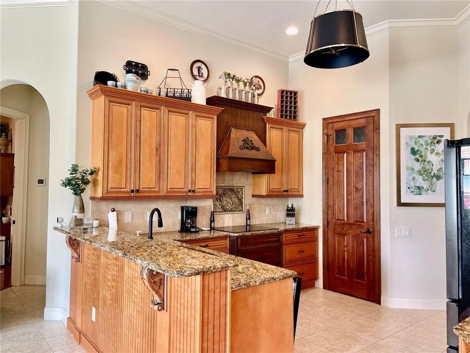 Activo con contrato: $1,025,000 (4 camas, 3 baños, 3453 Pies cuadrados)