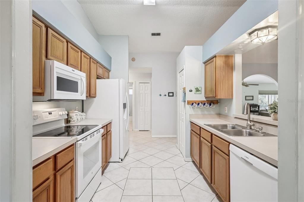 Active With Contract: $240,000 (2 beds, 2 baths, 1667 Square Feet)