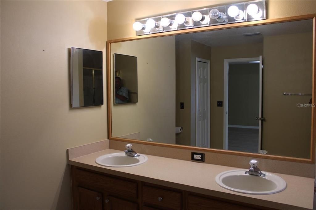 For Rent: $2,849 (3 beds, 2 baths, 2408 Square Feet)
