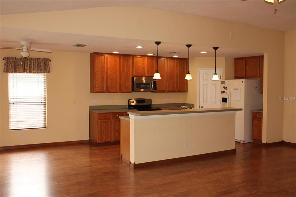 For Rent: $2,849 (3 beds, 2 baths, 2408 Square Feet)