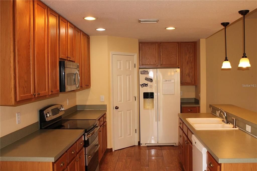 For Rent: $2,849 (3 beds, 2 baths, 2408 Square Feet)