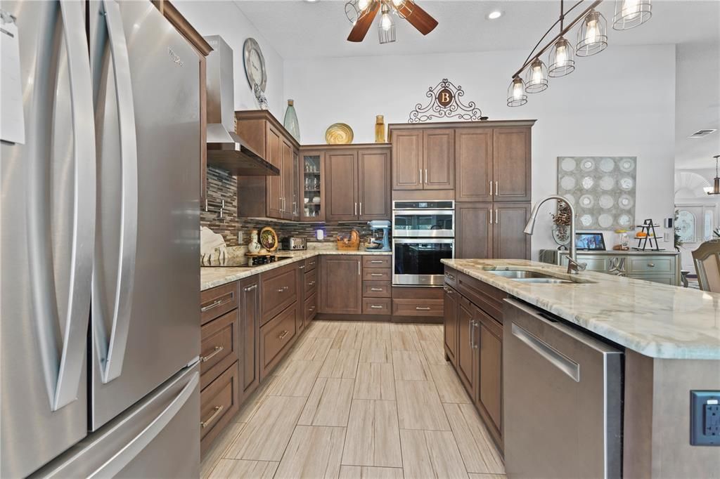 Под контрактом: $469,999 (3 спален, 2 ванн, 1843 Квадратных фут)