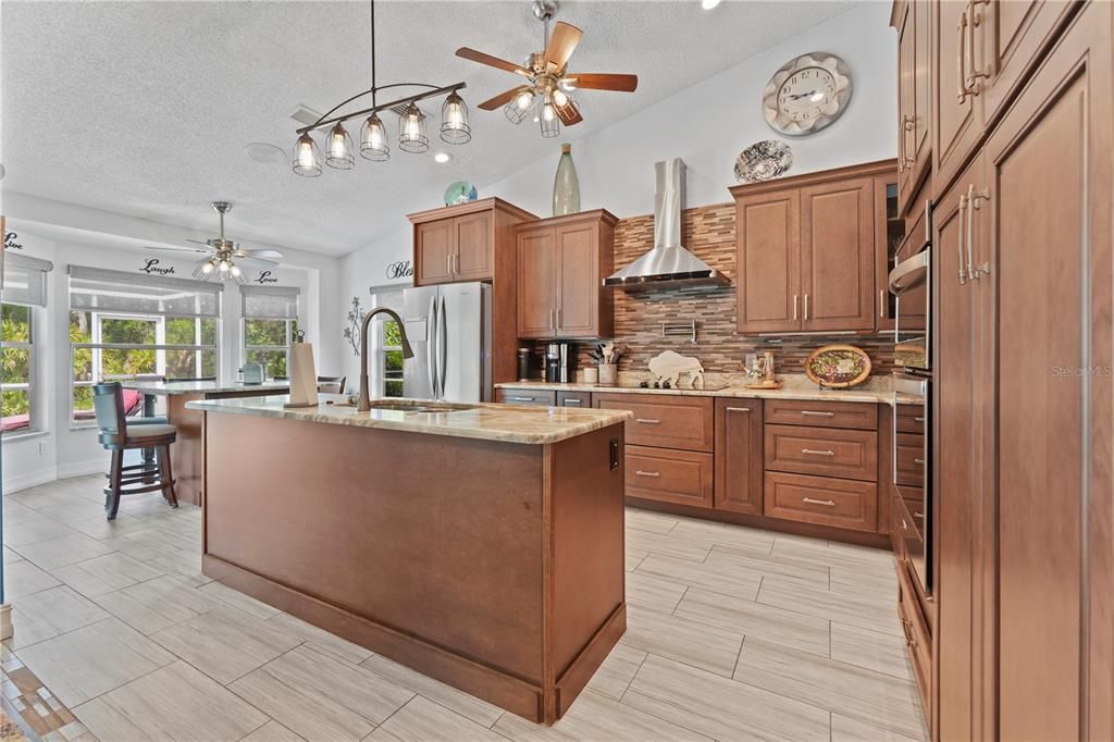 Под контрактом: $469,999 (3 спален, 2 ванн, 1843 Квадратных фут)