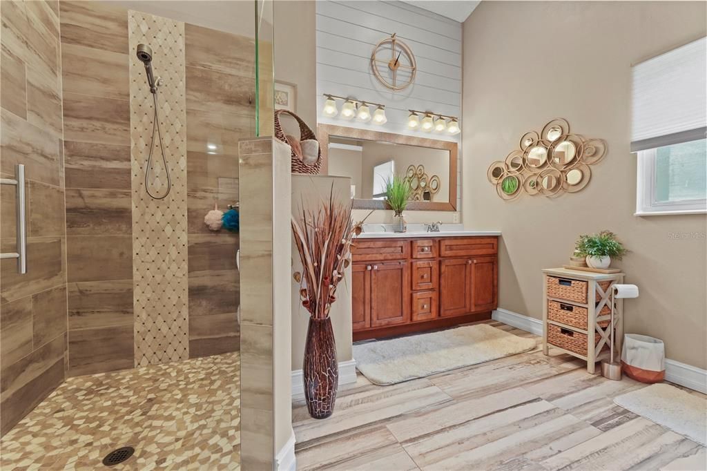 Под контрактом: $469,999 (3 спален, 2 ванн, 1843 Квадратных фут)