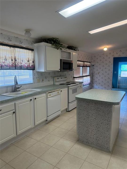 Под контрактом: $260,000 (3 спален, 2 ванн, 1836 Квадратных фут)