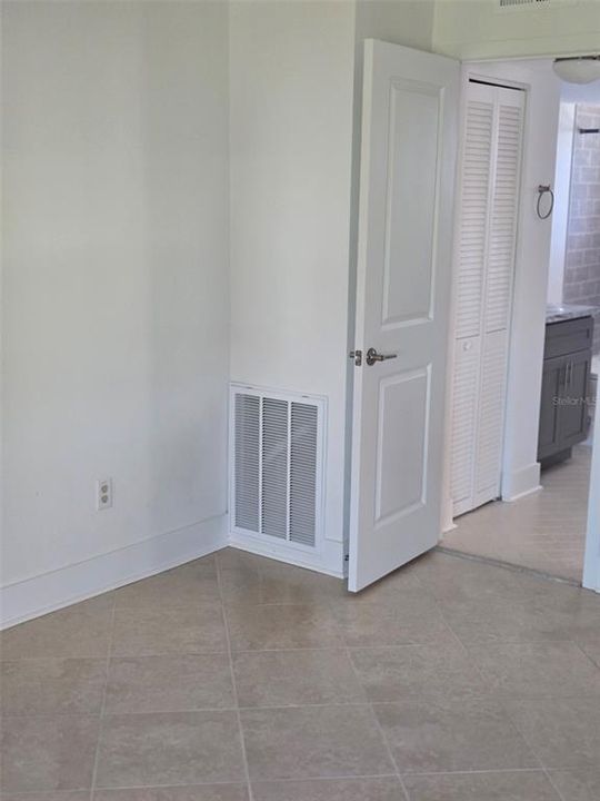 For Sale: $95,000 (1 beds, 1 baths, 708 Square Feet)