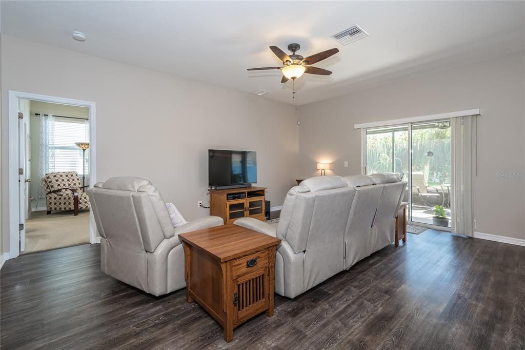 Activo con contrato: $329,000 (3 camas, 2 baños, 1598 Pies cuadrados)