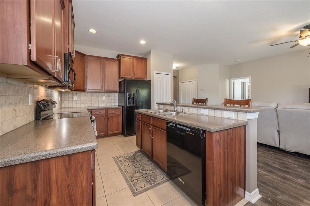 Activo con contrato: $329,000 (3 camas, 2 baños, 1598 Pies cuadrados)