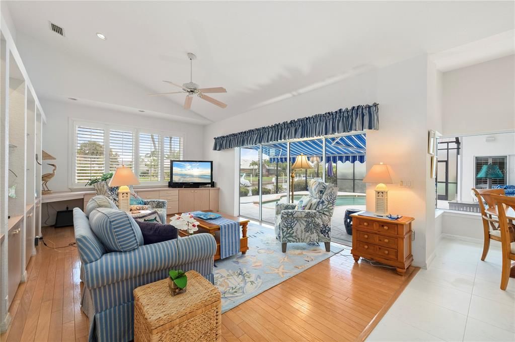 En Venta: $950,000 (3 camas, 3 baños, 2585 Pies cuadrados)