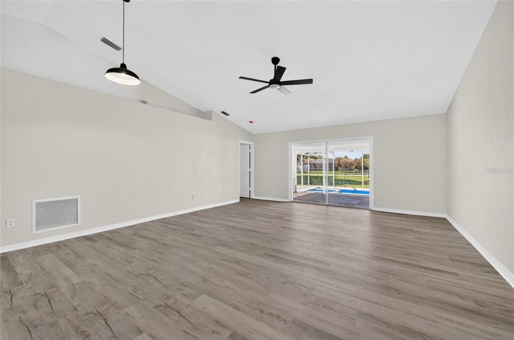 Active With Contract: $374,000 (3 beds, 2 baths, 1682 Square Feet)