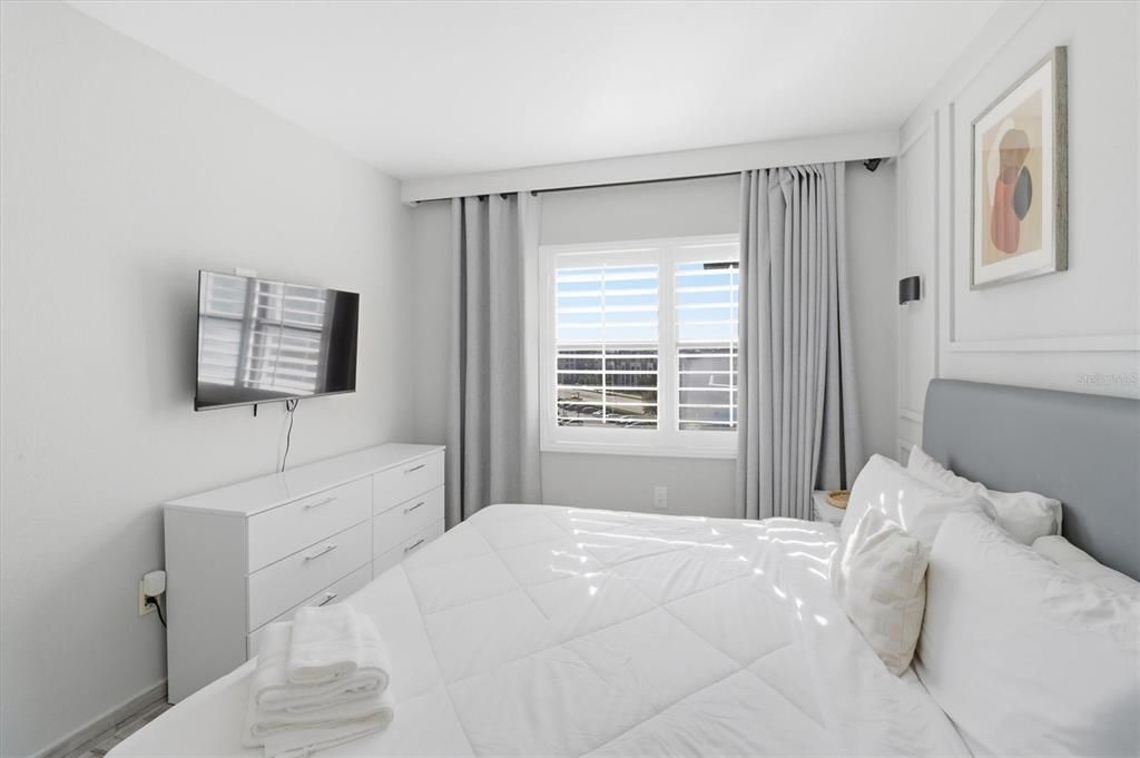 Active With Contract: $228,500 (2 beds, 2 baths, 583 Square Feet)