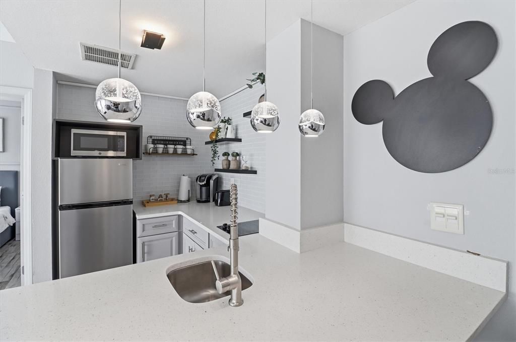 Active With Contract: $228,500 (2 beds, 2 baths, 583 Square Feet)