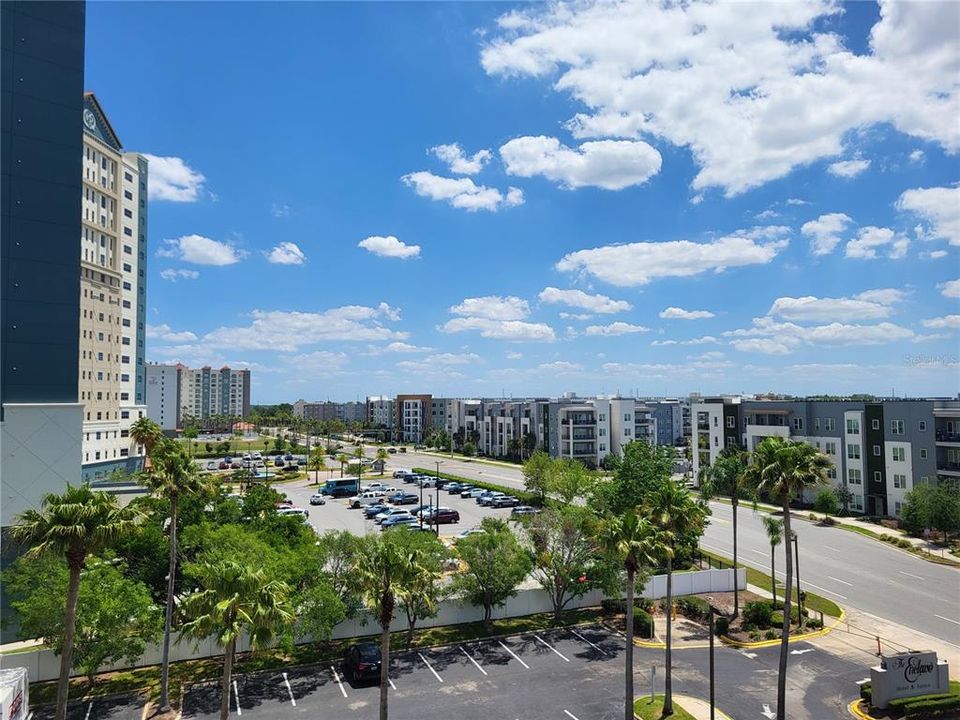 Active With Contract: $228,500 (2 beds, 2 baths, 583 Square Feet)
