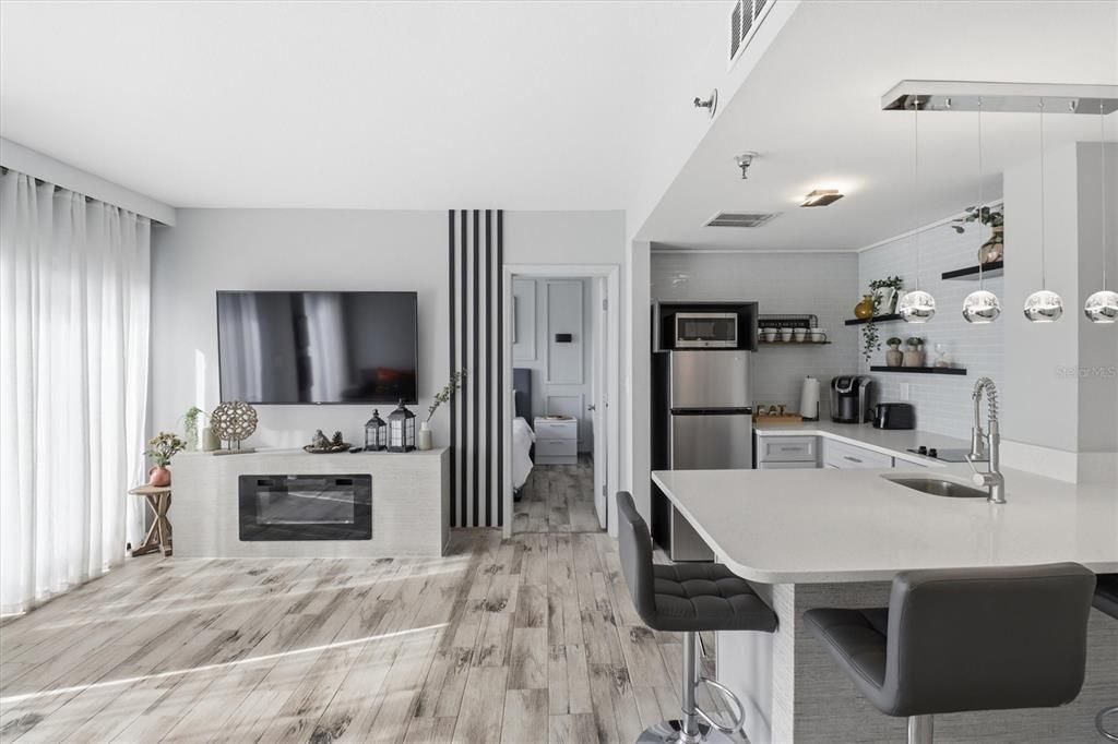 Active With Contract: $228,500 (2 beds, 2 baths, 583 Square Feet)