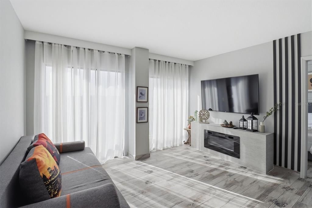 Active With Contract: $228,500 (2 beds, 2 baths, 583 Square Feet)