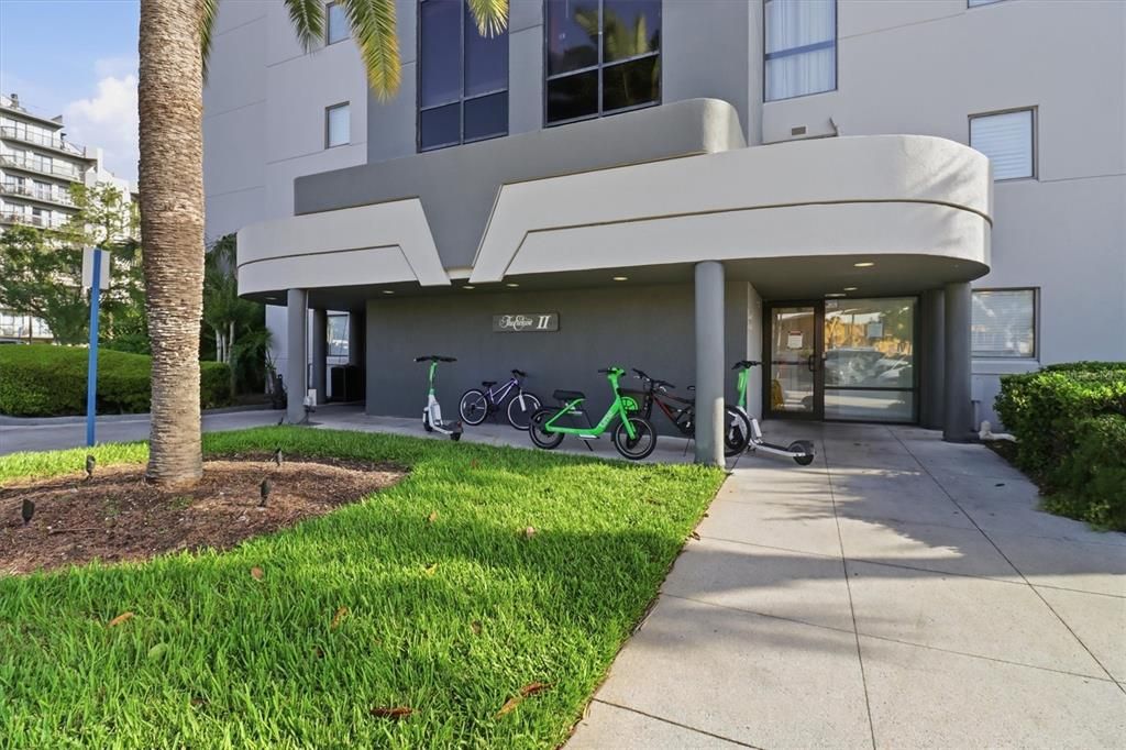 Active With Contract: $228,500 (2 beds, 2 baths, 583 Square Feet)