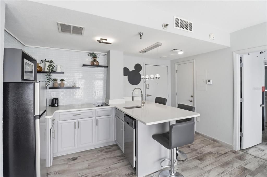 Active With Contract: $228,500 (2 beds, 2 baths, 583 Square Feet)