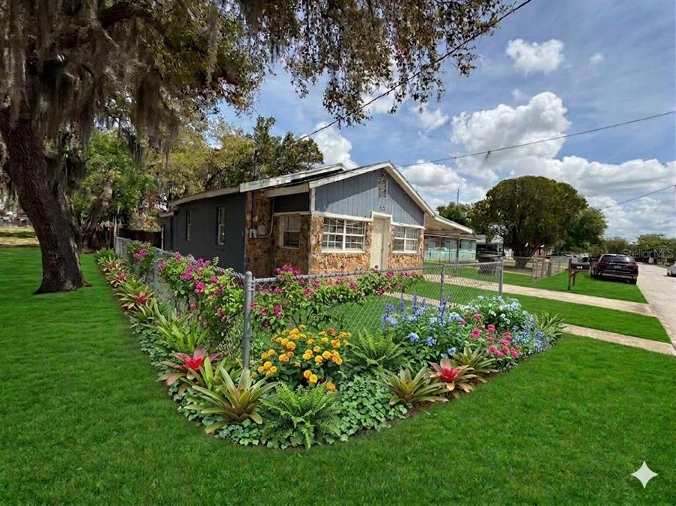 For Sale: $94,995 (2 beds, 1 baths, 900 Square Feet)