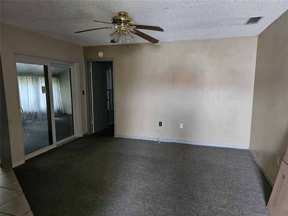 На продажу: $170,999 (2 спален, 2 ванн, 1038 Квадратных фут)