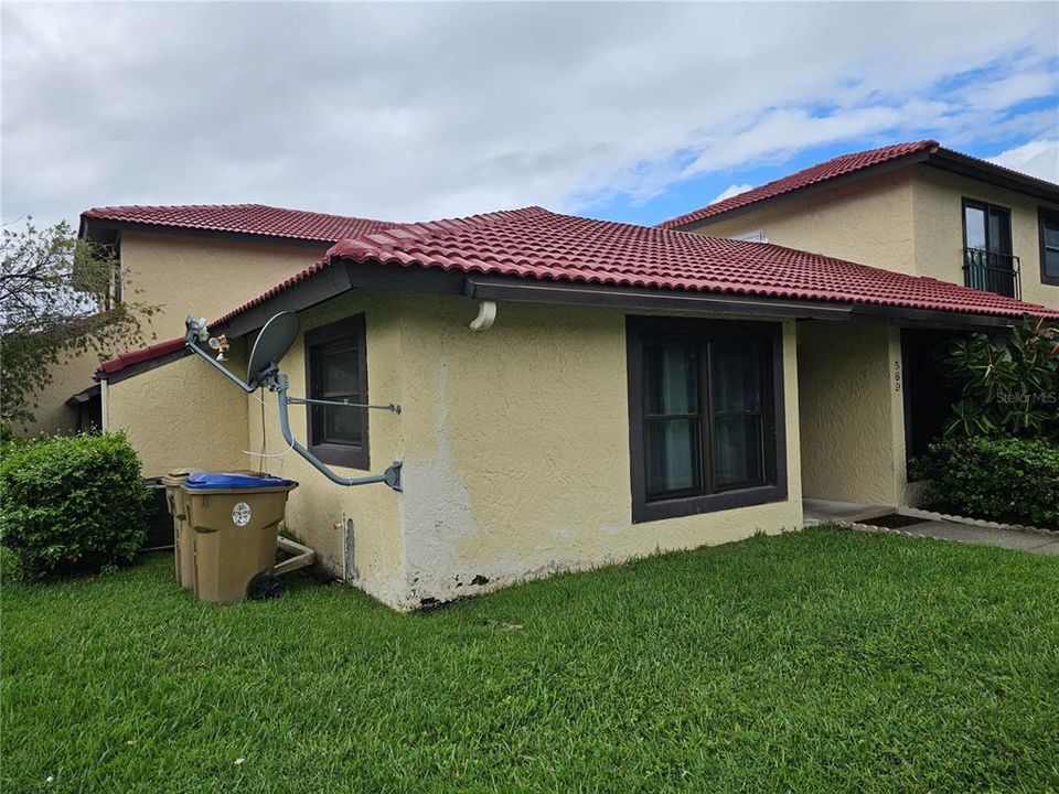 На продажу: $170,999 (2 спален, 2 ванн, 1038 Квадратных фут)