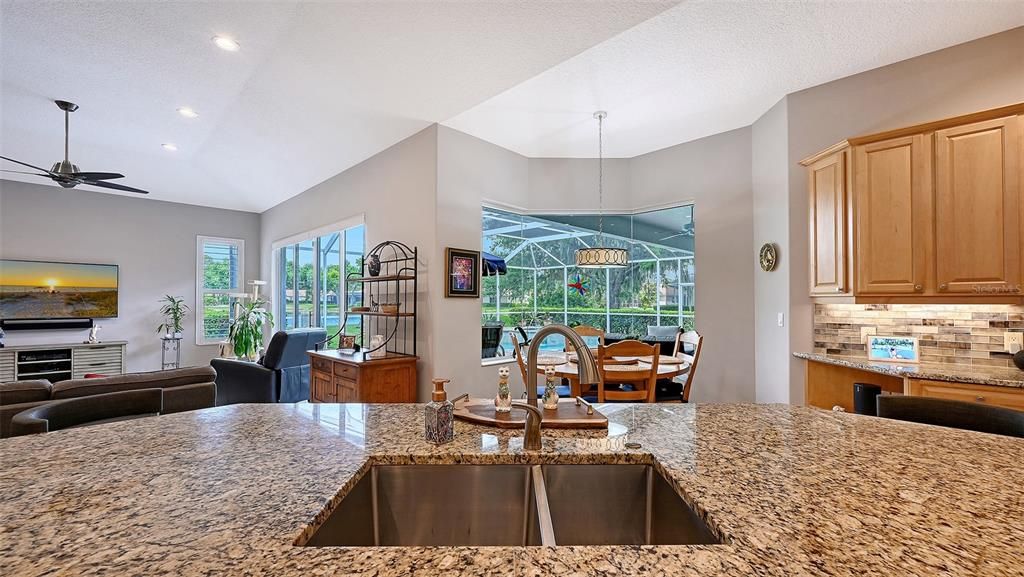 Active With Contract: $879,900 (3 beds, 2 baths, 2892 Square Feet)