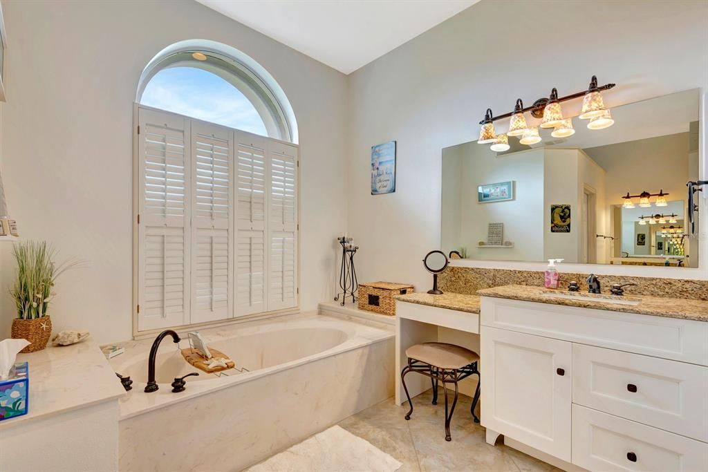 Activo con contrato: $960,000 (4 camas, 3 baños, 3294 Pies cuadrados)