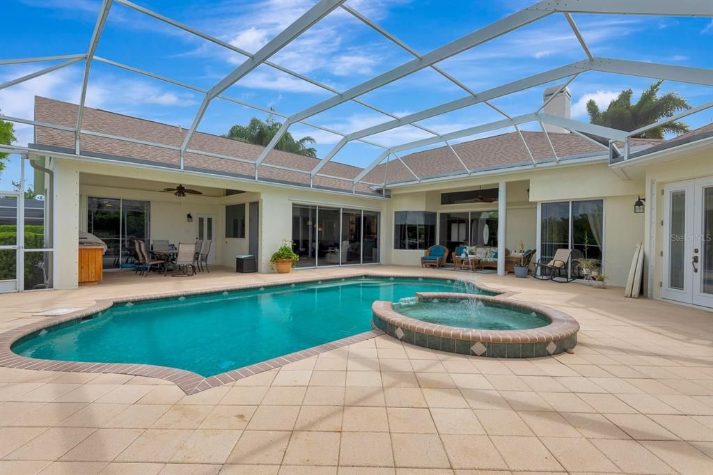 Activo con contrato: $960,000 (4 camas, 3 baños, 3294 Pies cuadrados)