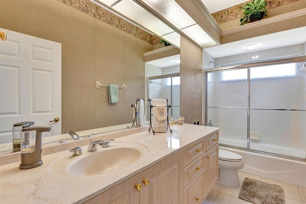 Activo con contrato: $960,000 (4 camas, 3 baños, 3294 Pies cuadrados)