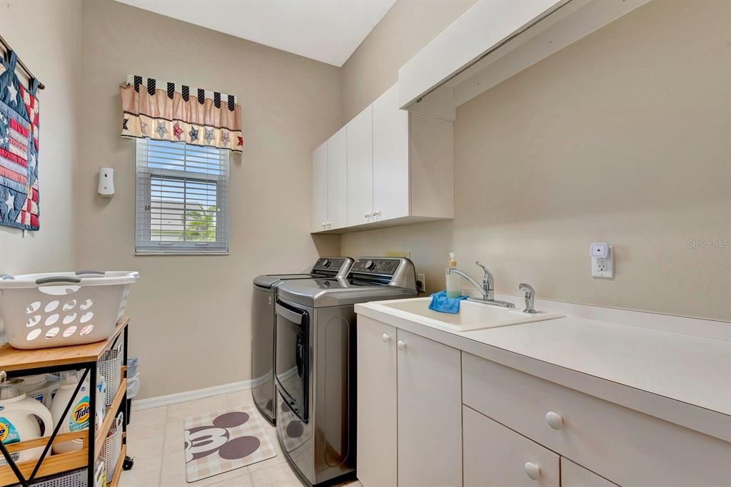 Activo con contrato: $960,000 (4 camas, 3 baños, 3294 Pies cuadrados)