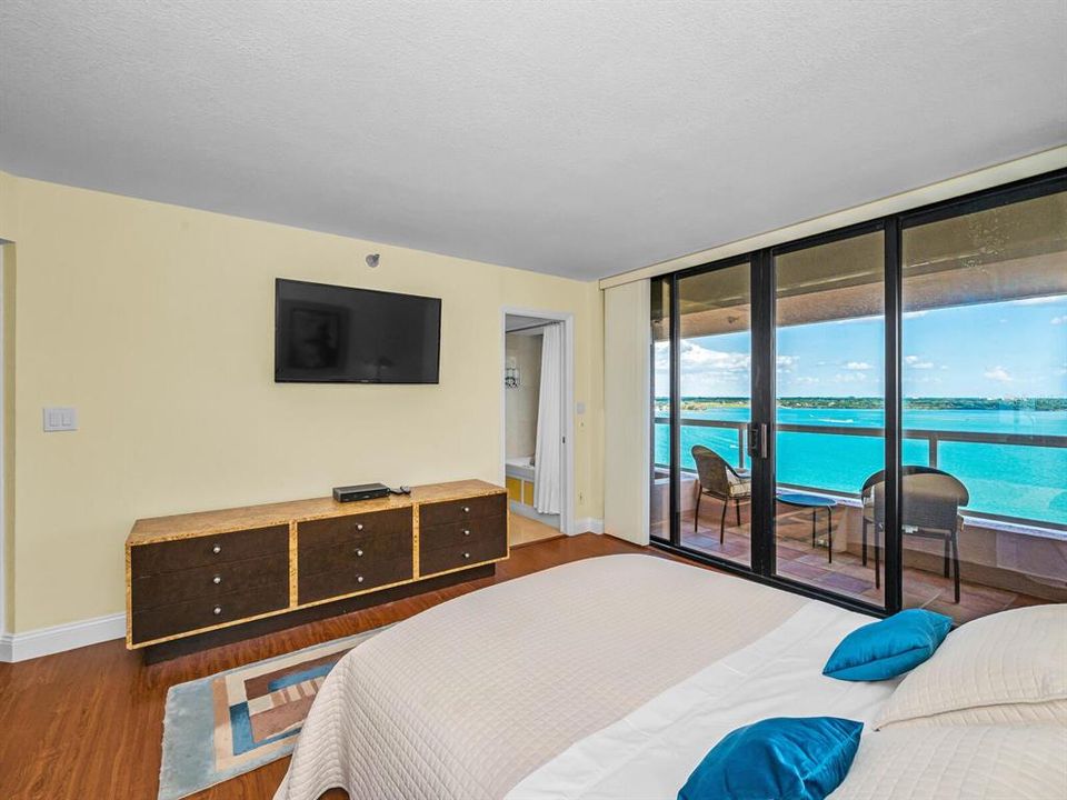 For Sale: $1,875,000 (3 beds, 2 baths, 2125 Square Feet)