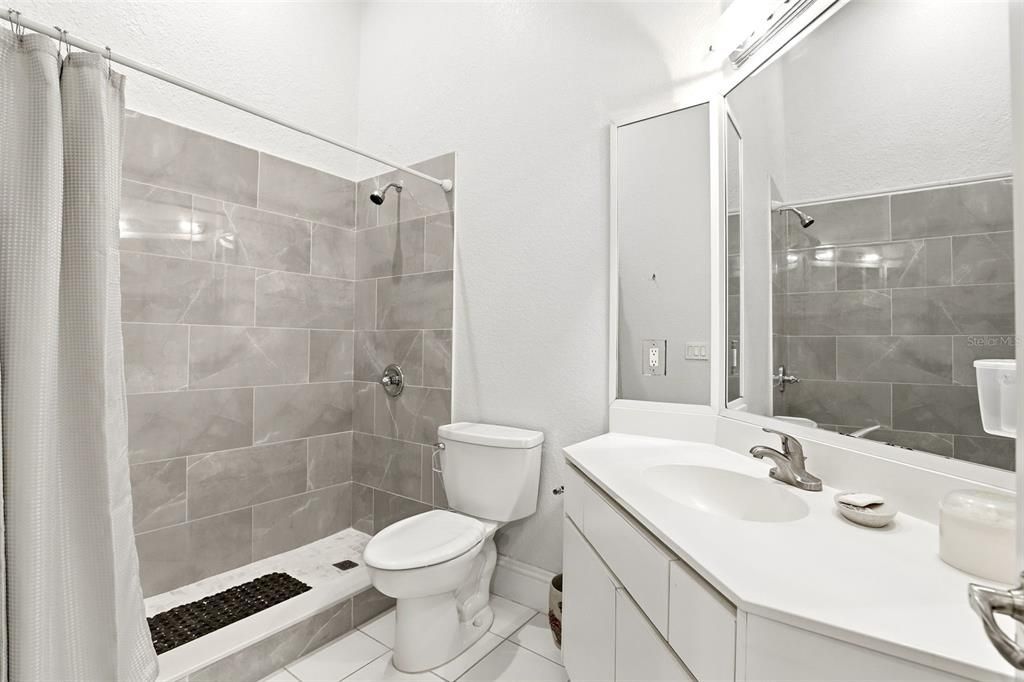 En Venta: $2,345,000 (5 camas, 5 baños, 5700 Pies cuadrados)