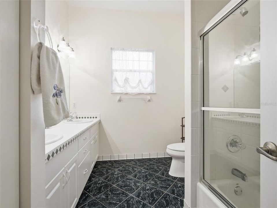 Activo con contrato: $750,000 (4 camas, 2 baños, 2852 Pies cuadrados)