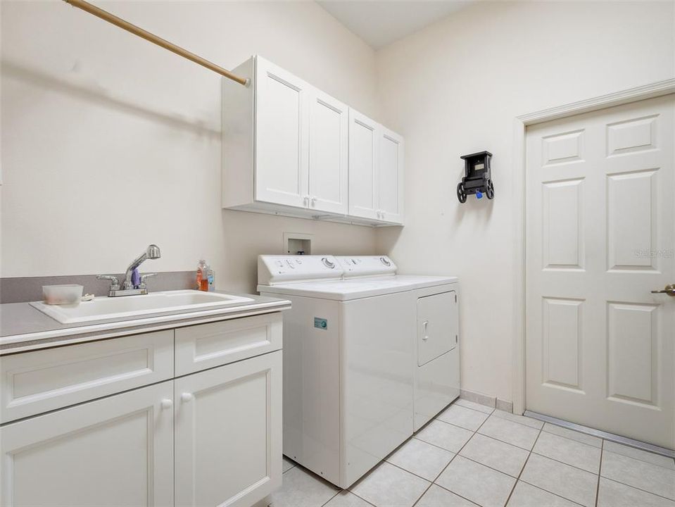 Activo con contrato: $750,000 (4 camas, 2 baños, 2852 Pies cuadrados)