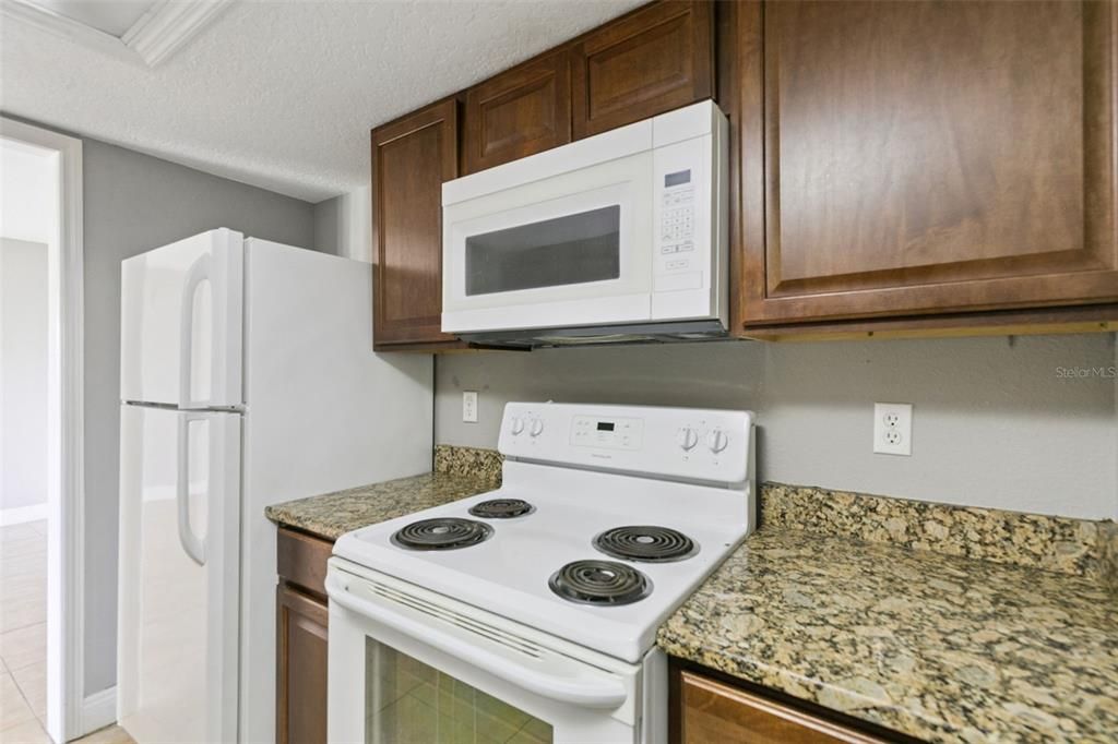 For Sale: $125,000 (2 beds, 2 baths, 897 Square Feet)